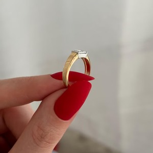 Bague solitaire demi-sertie bicolore en or jaune 18 carats avec diamant de laboratoire taille émeraude au design tendance, certifiée IGI, pour fiançailles et mariage - Product Image 2