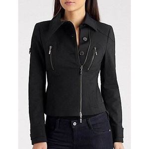 Presenta una chaqueta de cuero ajustada con cuello alto, disponible en sitios como Leather Jacket. - Product Image 2