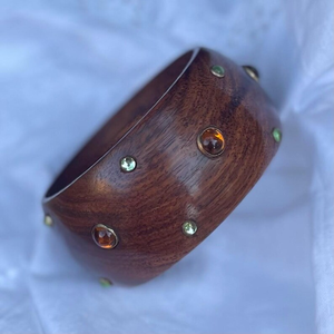 Bracelet en bois artisanal vintage avec cabochons incrustés. Bracelet manchette épais avec clous verts et oranges - Product Image 2