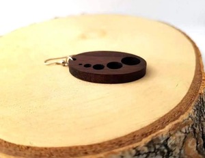 Boucles d'oreilles ovales en bois avec découpes circulaires, finition brun foncé, design artisanal - Product Image 2