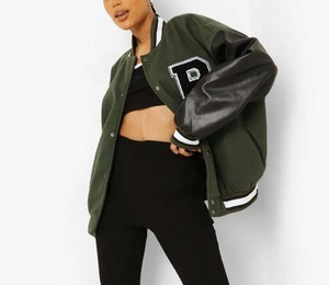 Blouson universitaire oversize en laine épaisse, brodé, élégant, grande taille, avec manches en cuir et épaules tombantes - Product Image 3