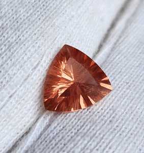 Piedra preciosa natural de piedra del sol de Oregón, color rojo cobrizo, corte cónico, forma trillón, suelta, para la elaboración de joyería fina. - Product Image 3