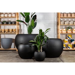 Ensemble de pots de fleurs Hieta modernes pour l'intérieur et l'extérieur, 4 tailles, 25-110 cm, noir, lisses, larges, en fibre de verre, forme de globe, élégants - Product Image 3