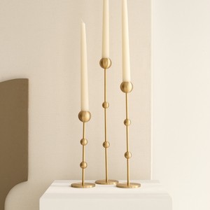 Ensemble de chandeliers élégants en métal doré avec un design unique de boules et de tiges, pouvant accueillir trois bougies coniques pour une décoration intérieure chic - Product Image 1
