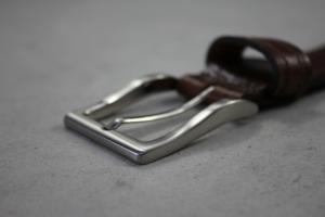 เข็มขัดหนังแท้ผู้ชายแบบหัวเข็มขัดหรูหรา ลายปั๊มนูน หนังวัวแท้ สายหนังสำหรับใส่กับชุดทางการ - สีน้ำตาล - Product Image 5