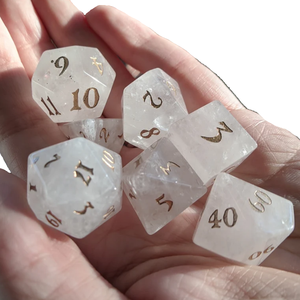 Dés en pierre de haute qualité, quartz cristallin, pierres précieuses naturelles pour la guérison par le reiki, dés gravés sur mesure, ensemble de dés en cristal viking. - Product Image 4