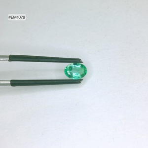 Émeraude ovale zambienne de qualité 3A, pierre précieuse en vrac, 0,58 ct, pierre verte riche, taille 7,00x5,10x3,00 mm, pour la fabrication de bijoux personnalisés - Product Image 1