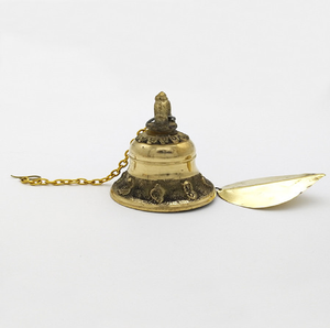 Cloche suspendue de style temple en laiton classique, suspendue à une chaîne en laiton lourd avec des motifs gravés sur le corps. - Product Image 4
