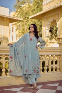 Ensemble Kurta et pantalon en soie Chanderi pour femme, design élégant, avec dupatta, tenue traditionnelle pour les tenues décontractées d'été - Product Image 5