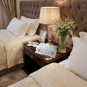 Boîte à mouchoirs rectangulaire vintage avec broderie personnalisée de fleurs de marguerites blanches, bordure en dentelle, 100% coton, faite à la main, durable, pour la maison et l'hôtel - Product Image 3