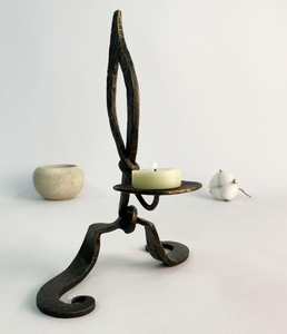 Porte-bougie rustique en métal forgé à la main, support de bougie abstrait en fer martelé pour la décoration du salon et de la table - Product Image 3