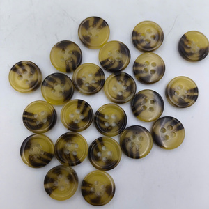 Botón Redondo de Resina Estilo Vintage Ecológico de 20L con Rayas Amarillas y Borde Marrón, con 4 Agujeros, para Chaquetas y Blazers - Product Image 2