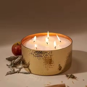 Pot à bougie décoratif moderne en métal avec motif géométrique pour un style luxueux à la maison et lors d'événements - Product Image 2