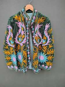 Chaqueta de terciopelo para mujer, estilo bohemio moderno con una lujosa combinación de artesanía tradicional, color verde oliva, con estampado floral étnico, abrigo de invierno. - Product Image 2