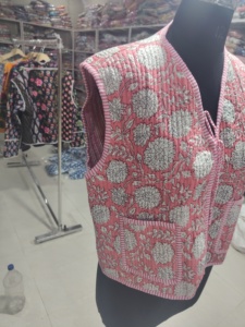 เสื้อกั๊กผ้าควิลท์ลายดอกไม้สีชมพู คอวี แขนกุด มีกระเป๋าปะ ผ้าฝ้ายทอ เสื้อแจ็คเก็ตสำหรับฤดูใบไม้ผลิ ของขวัญสำหรับเธอ - Product Image 2