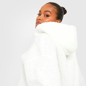 เสื้อฮู้ดดี้เท็ดดี้แบบซิป ¼ ตัวสำหรับผู้หญิง ผลิตจากผ้าเชอร์ปาขนแกะ โพลีเอสเตอร์ 100% ทรงโอเวอร์ไซส์ สไตล์ไฮสตรีท เป็นมิตรต่อสิ่งแวดล้อม รับผลิตตามแบบ สั่งซื้อจำนวนมากจากโรงงาน - Product Image 4