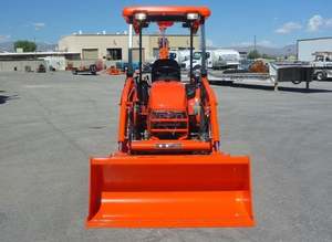 Mini-tracteur compact Kubota B26 avec chargeur et pelle rétrocaveuse pour travaux de construction et de bâtiment - Product Image 4