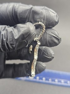 จี้เพชรโมอิสซาไนต์ทรงกลมเจียระไนแบบบริลเลียนท์ ชุบโรเดียม เงินแท้ 925 ดีไซน์ฮิปฮอปสุดหรู พร้อมสลักชื่อตัวอักษรเป็นของขวัญ - Product Image 2