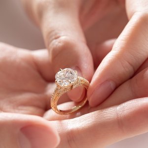 Bague de luxe en or 14 carats avec diamant de laboratoire de 3 carats de style ancien, sertie de diamants de laboratoire ronds de haute qualité et d'accentuations latérales à griffes - Product Image 3