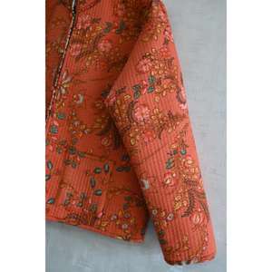 Chaqueta Floral Reversible de Algodón para Mujer, Chaqueta Acolchada Ligera, Prenda Exterior Boho Hecha a Mano - Product Image 3