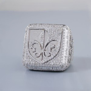 Anillo de cóctel de lujo para hombre de plata 925 con diamantes redondos pavé, escudo y flor de lis, chapado en rodio, joyería llamativa - Product Image 1
