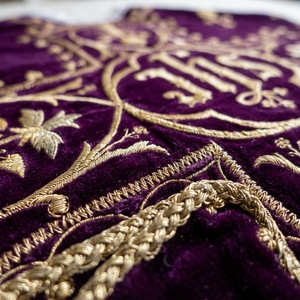 Fournisseur de vêtements liturgiques personnalisables : Chasuble ornée en velours violet avec broderie en fil d'or épais pour l'église - Product Image 3