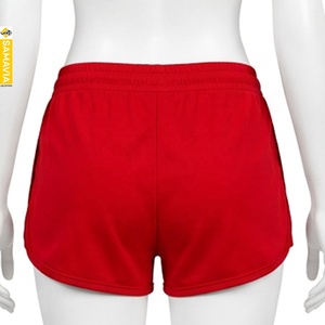 Shorts de sport SAMAVIA pour femme, rouge uni, taille mi-haute, tricoté, respirant, séchage rapide, coupe ajustée, taille élastique, 100 % polyester - Product Image 2