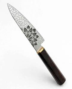 Outil utilitaire d'extérieur en acier, à lame droite, gravé au laser avec un motif floral de lotus, fabriqué à la main, avec manche en bois dur. - Product Image 6