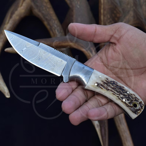 Couteau de chasse artisanal en acier Damas, manche en bois de cerf rouge, étui en cuir - Product Image 2