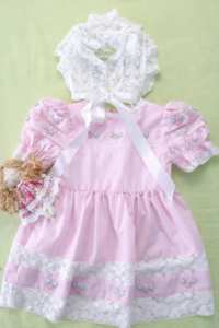 Vestido de niña estilo heredado con gorro de encaje |   Vestido de Algodón con Ribete de Encaje Vintage |   Vestido de Bautizo de Boutique, Venta al Por Mayor OEM - Product Image 3