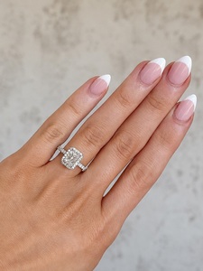 Diamant de laboratoire taille radiant de 1,3 carats avec halo, sertissage cathédrale bas-moyen, bande pavée, certifié IGI - Product Image 3
