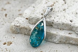 Pendentif en pierre d'ambre bleue, argent sterling 925 plaqué or, serti clos vintage, fait main, petite pierre précieuse, bijoux océaniques - Product Image 1