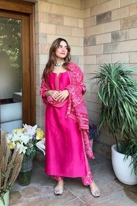 ชุดคุर्ติผ้าฝ้ายพร้อมสวมใส่ สไตล์ชาติพันธุ์สำหรับผู้หญิง ผ้าจอร์เจตต์ปักลายสวยงาม เสื้อผ้าดีไซเนอร์พร้อมกางเกงและผ้าคลุมไหล่ รุ่น 84578 - Product Image 4