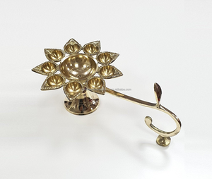 ตะเกียงน้ำมันทองเหลืองแบบดั้งเดิมสำหรับพิธีกรรมอัตติปุจจา งานฝีมือชุบทอง ศิลปะพื้นบ้าน เหมาะสำหรับบูชาในวัด บ้าน และตกแต่งในเทศกาลต่างๆ - Product Image 4