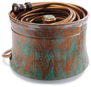 Support de tuyau d'arrosage vintage en cuivre avec finition patine antique, organiseur décoratif de tuyaux d'eau pour extérieur - Product Image 1