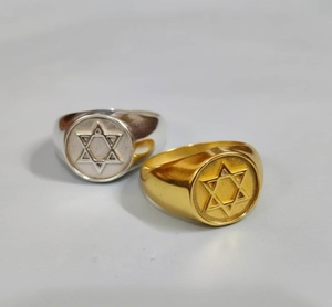 Anillo de Sello Cristiano Hecho a Mano con Estrella, Joyería Minimalista de Fe, Anillo Masculino con Símbolo de Israel, Latón Personalizado Bañado en Oro de 22k - Product Image 6