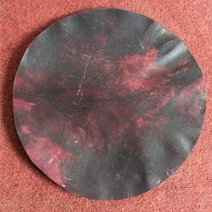 Piel de cabra redonda y peluda, probablemente destinada como reemplazo de la cabeza de tambor para un djembé u otro tambor africano. Pieles negras. - Product Image 5