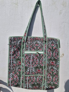 Grand sac fourre-tout vintage en coton léger avec design matelassé pour les voyages, les courses et le quotidien, provenant du Rajasthan - Product Image 1