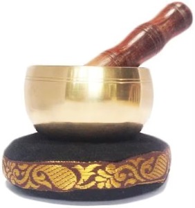 Cuenco tibetano tradicional de metal con diseño azul y dorado, hecho a mano en India para meditación y terapia de sonido curativo. - Product Image 2