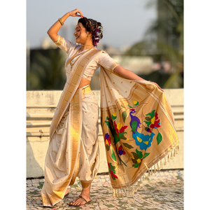 Sari Nauvari Paithani de Seda Blanca Suave Elite Weaves con Motivos de Polka Tejidos con Zari y Pallu de Pavo Real para Bodas - Product Image 1