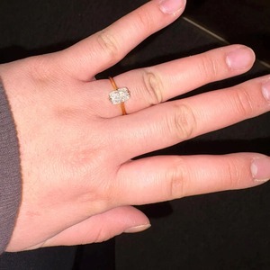 แหวนเพชรทรงคุชชั่น 1.80 กะรัต ทองคำขาว 14K ดีไซน์โมเดิร์นแบบเข็มทิศ แหวนเพชรเม็ดเดี่ยว ของขวัญสำหรับผู้หญิง เครื่องประดับ - Product Image 4