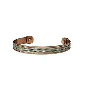 Bracelet manchette en cuivre pur fait main avec motif spirale gravé au centre, robuste et thérapeutique pour la santé - Product Image 3