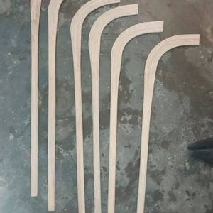 ไม้ฮอกกี้โรลเลอร์สำหรับเยาวชน คุณภาพสูงระดับมืออาชีพ ผลิตจากไม้ พร้อมเส้นใยไฟเบอร์กลาสแบบถัก คุณภาพพรีเมียม ผลิตโดย Eoin Winston Sports Sialkot - Product Image 1