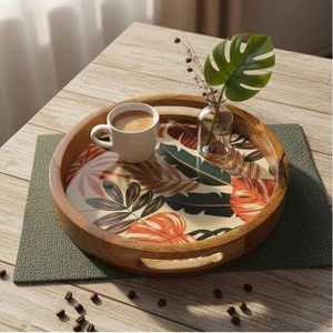Bandeja Redonda de Madera con Diseño de Bosque Tropical, Marco Exterior de Madera Natural, Tabla Decorativa para Aperitivos y Bebidas - Product Image 1