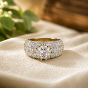 แหวนมอสซาไนต์ทรงกลมประดับเพชรตรงกลาง ชุบทองคำขาว 14K แหวนวันครบรอบสำหรับผู้หญิง ทรงบาแกตต์ ประดับเพชรแบบวงแหวน แหวนหมั้น - Product Image 1