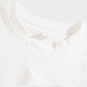 Camiseta de algodón de 240 g de alto gramaje con cuello alto de punto, corte regular, color personalizado, hombros caídos, estilo urbano. - Product Image 2