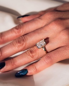 Bague de fiançailles en diamant de laboratoire taille radiant 4.07 carats, sertie en partie à la closière, trois pierres, avec pierres latérales en trilobis, à vendre - Product Image 4