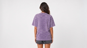 T-shirt femme délavé à l'acide, finition délavée moderne, tissu premium, silhouette décontractée, idéal pour le streetwear, les tenues décontractées et les sorties du week-end. - Product Image 6