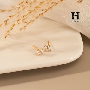 Pendientes de Lujo con Cuatro Piedras en Forma de Flor, Elegantes Pendientes Florales de Diamantes en Oro de 14K, Joyería Fina Minimalista y Elegante para - Product Image 5