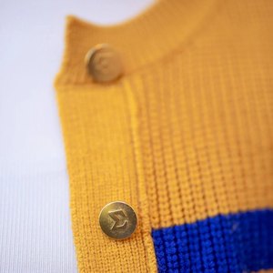 Cardigan rayé bleu et or Sigma Gamma Rho pour femme, pull boutonné, style décontracté de sororité grecque, tricot de qualité supérieure - Product Image 2